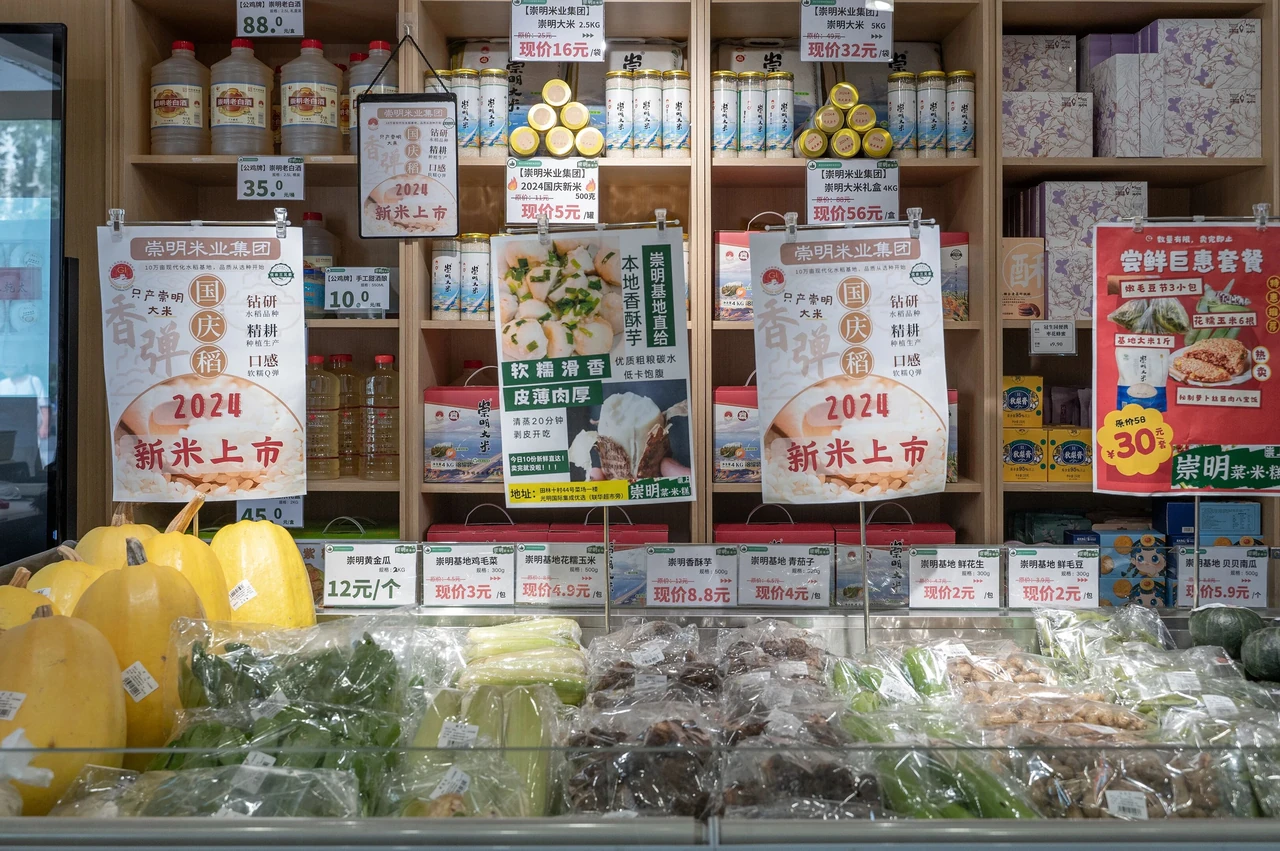 崇上生态市集的商品陈列与活动物料