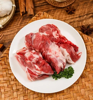 装盘展示的崇明白山羊肉